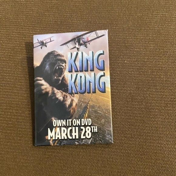 Vintage Pin Back Button Walmart Promotional King Kong movie 90s - Picture 1 of 2